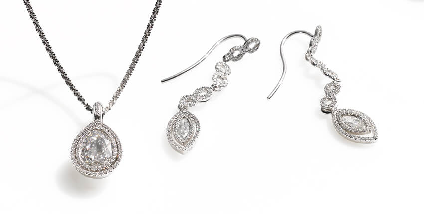 Kollektion Villandry Anhänger mit tropfenförmigem Diamant und Brillanten und passendem Ohrschmuck