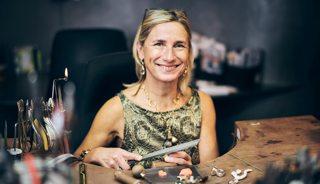 Die Goldschmiedemeisterin bei der Arbeit: Ruth Sellack Stuttgart, jewelry designer