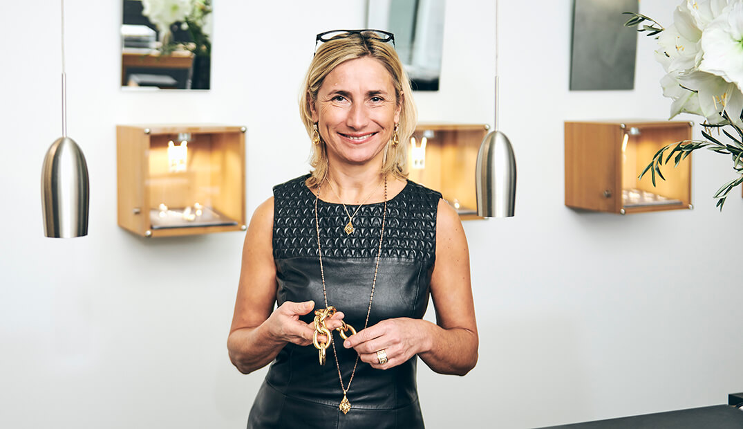 chmuckdesignerin und Goldschmiedemeisterin Ruth Sellack Stuttgart, jewelry designer and goldsmith