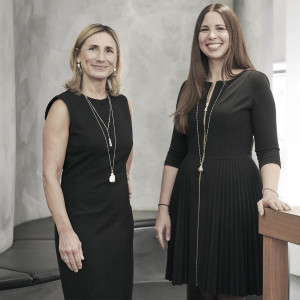 Ruth Sellack mit ihrer Mitarbeiterin. Ein gutes neues Jahr von Ruth Sellack Schmuckobjekte