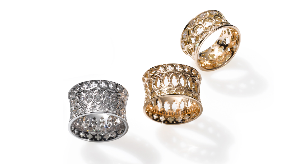 Ring-Kollektion Palazzo, inspiriert von von der filigranen Architektur Venedigs. Gearbeitet in Weißgold, Roségold und besetzt mit Navette-Diamanten und Brillanten. Design Ruth Sellack, Stuttgart