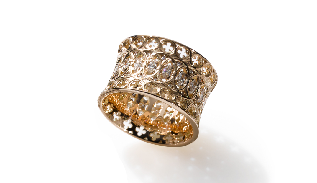 Ring-Kollektion Palazzo, inspiriert von von der filigranen Architektur Venedigs. Gearbeitet in Weißgold, Roségold und besetzt mit Navette-Diamanten und Brillanten. Design Ruth Sellack, Stuttgart