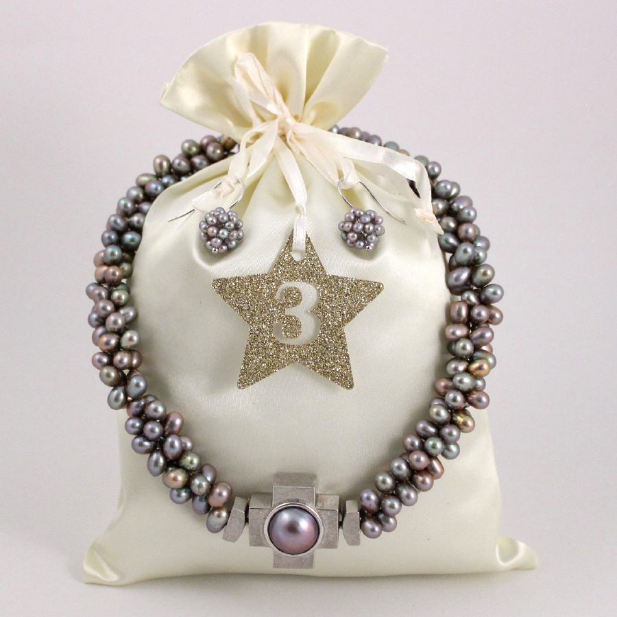 Süßwasser-Perlenkette, Kreuzanhänger mit Mabeperle, Ohrringe mit Perlbällchen