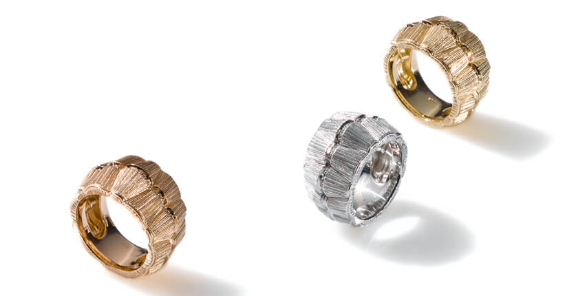 Ring-Kollektion Mystère von Ruth Sellack Schmuckobjekte, geschmiedet aus Weiß-, Gelb- oder Roségold besetzt mit funkelnden Brillanten