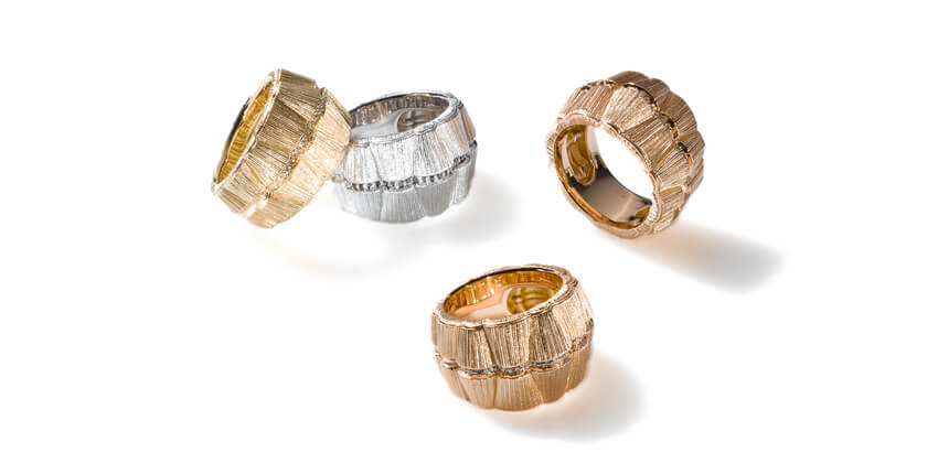Ring-Kollektion Mystère von Ruth Sellack Schmuckobjekte, geschmiedet aus Weiß-, Gelb- oder Roségold besetzt mit funkelnden Brillanten