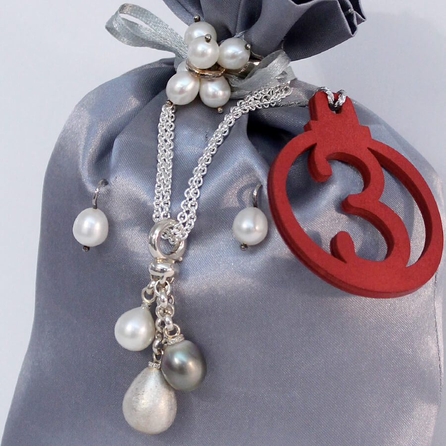 Anhänger aus der Kollektion "Spremuta" mit weißer Süßwasser- und grauer Tahitiperle mit Brillanten, Perlohrhänger und funny Ring mit Perlen, Silber