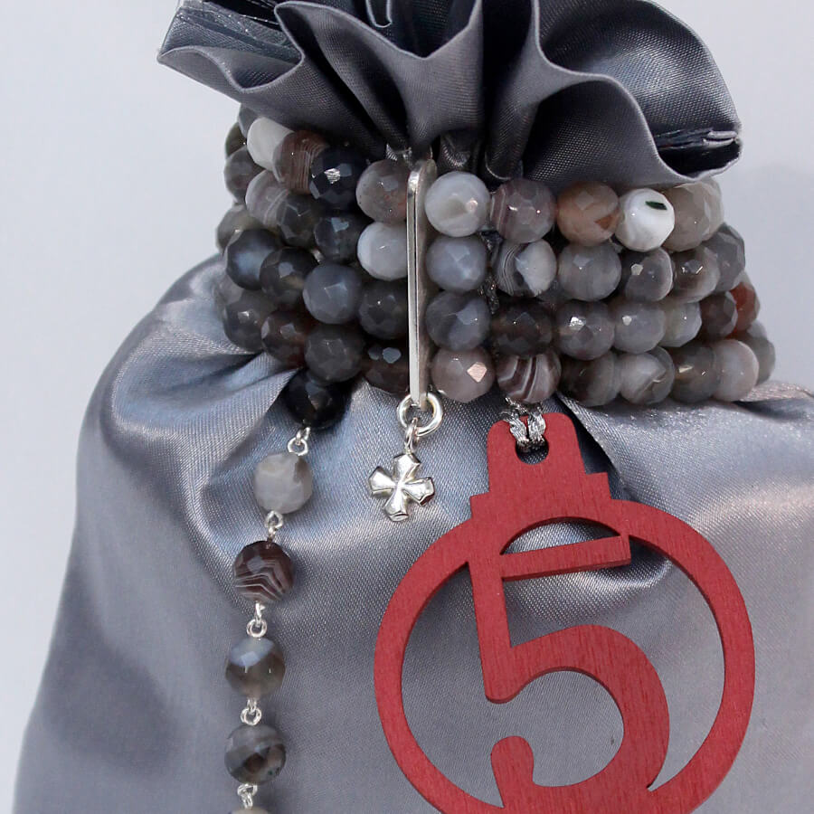 Armbänder mit facetierten Achat-Perlen mit Glücksbringern in Silber