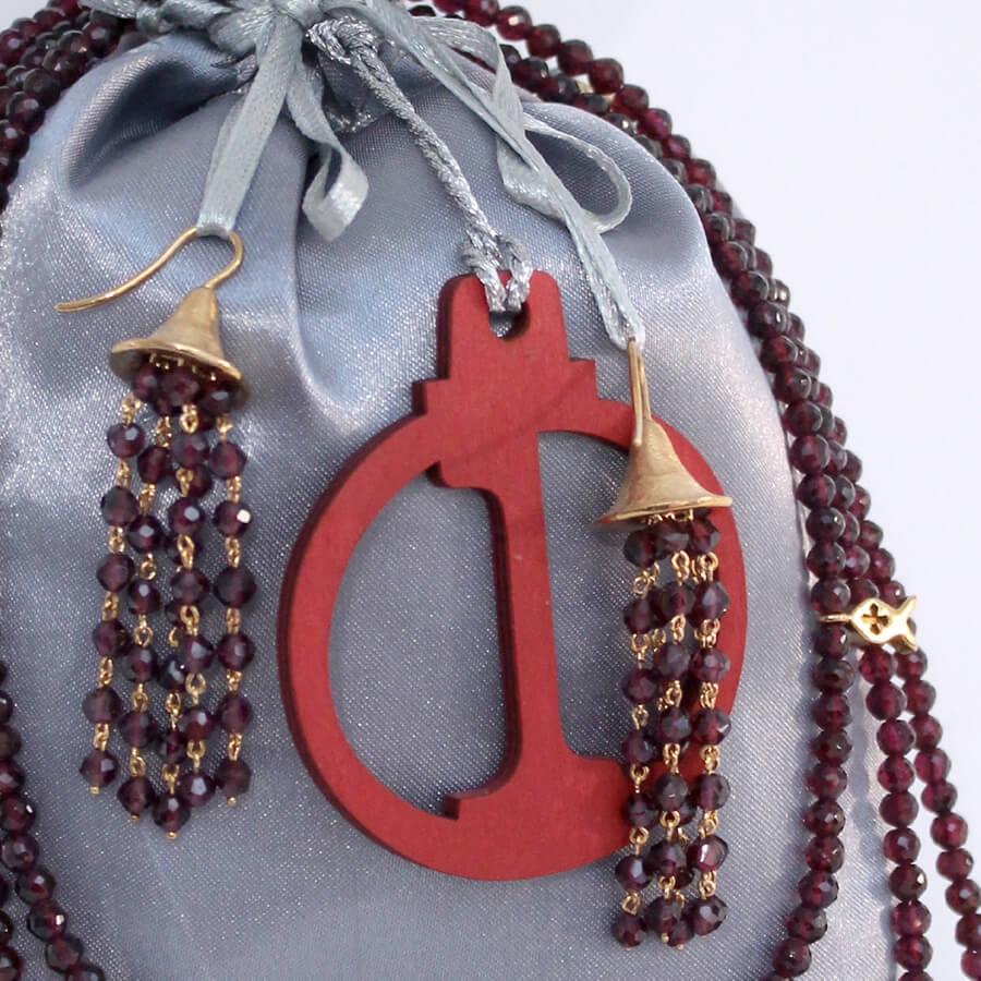 Ohrhänger Trompeten mit facettiertem Granat und lange Kette Granatkette mit kleinen Glückbringern, Silber vergoldet