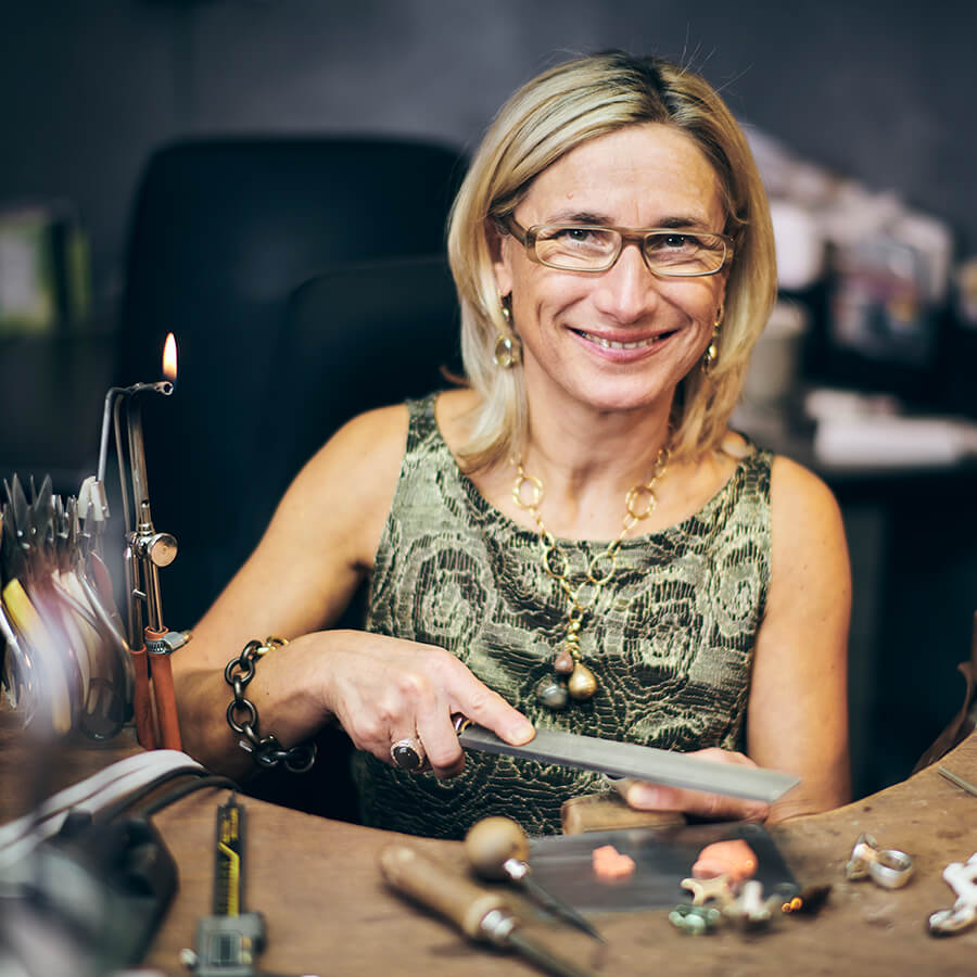 Ruth Sellack am Werktisch