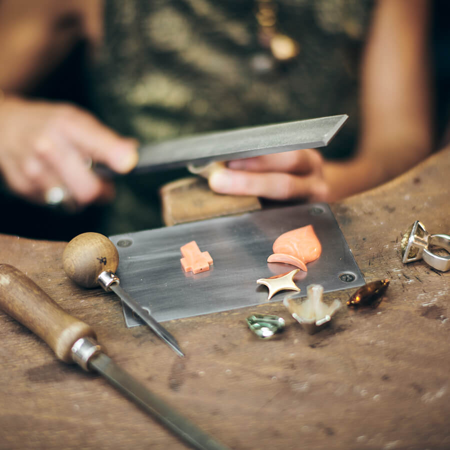 Am Werktisch in der Goldschmiede von Ruth Sellack, Stuttgart